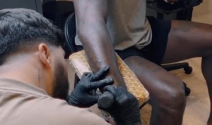 开云-家庭套餐！纹身师晒前往詹姆斯家中 为其一家四口人进行纹身