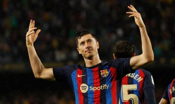 开云官方-巴萨夺冠历程回顾：世界杯前逆袭，国家德比定乾坤