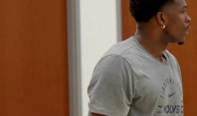 森林狼官方分享爱德华兹休赛期训练：中距离跳投展现精湛技艺