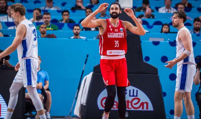 内线球星欧锦赛状态相当不错！魔术理应给他更高的战术地位？