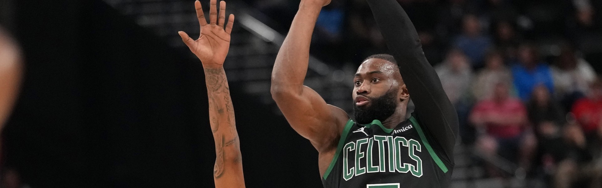 开云体育-场均29.6分6.3板4.9助！率队东部第三的杰伦·布朗仅排东部第六